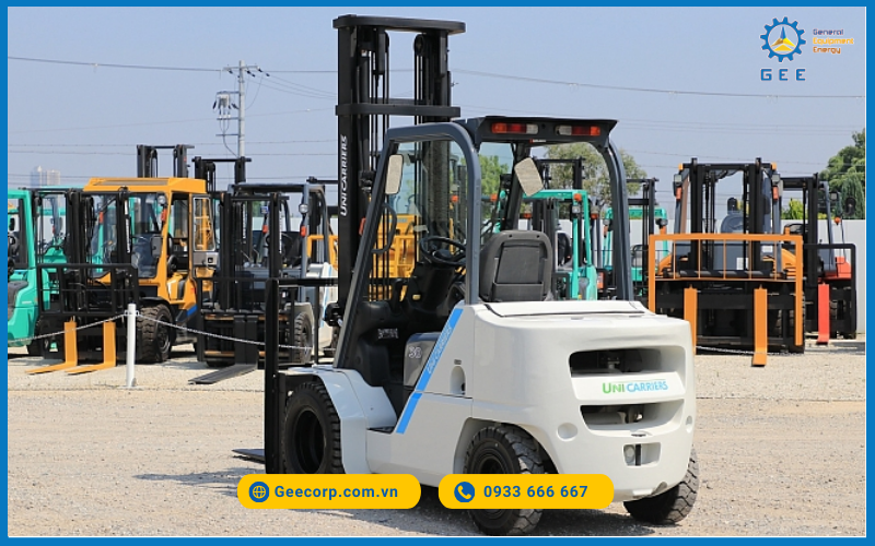 Xe-nang-dau-Unicarriers-3-FD30T5M-la-mot-tro-thu-manh-me,-van-hanh-lien-tuc,-hieu-qua-va-an-toan