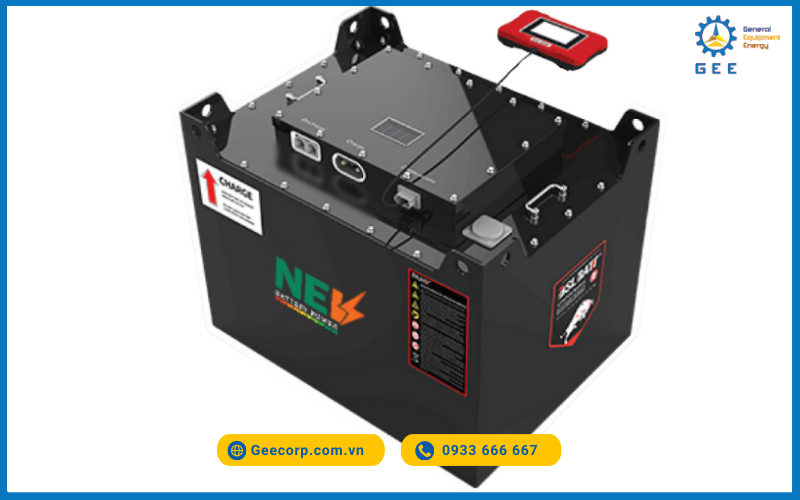 Ac-quy-Lithium-CATL-la-mot-trong-nhung-giai-phap-toi-uu-cho-xe-nang-dien.-Loai-binh-dien-nay-cung-cap-nguon-dien-cho-xe-hoat-dong-voi-tuoi-tho-ben-lau-va-