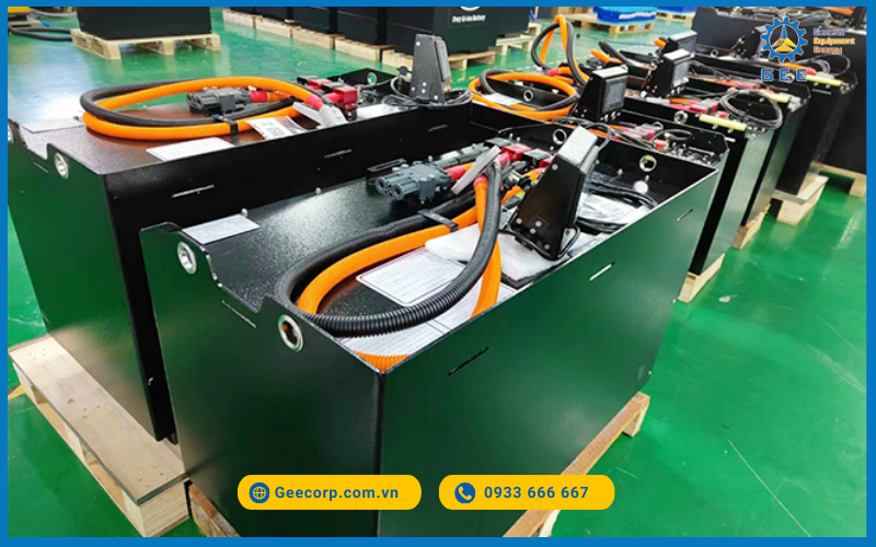 Ac-quy-lithium-xe-nang-đien-–-thiet-ke-khep-kin,-sac-nhanh,-tich-hop-BMS-an-toan,-phu-hop-van-hanh-lien-tuc-tai-kho-bai-va-nha-may