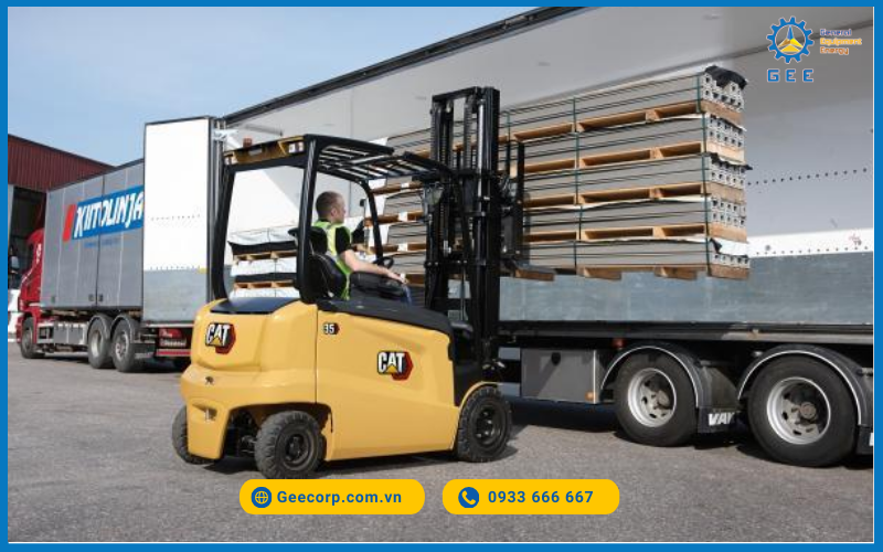 Cat®-Lift-Trucks-ra-mat-the-he-ke-nhiem-dong-xe-nang-doi-trong-80V-tai-trong-2,5–3,5-tan,-duoc-nang-cap-nhieu-tinh-nang-nham-tang-trai-nghiem-lai-va-nang-suat