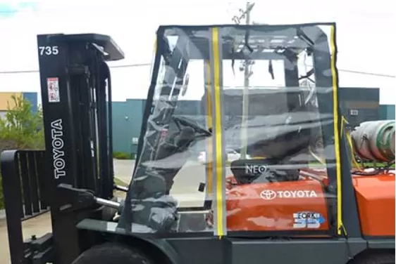 An Toàn Cho Xe Nâng Trong Thời Tiết Ẩm Ướt Và Gió