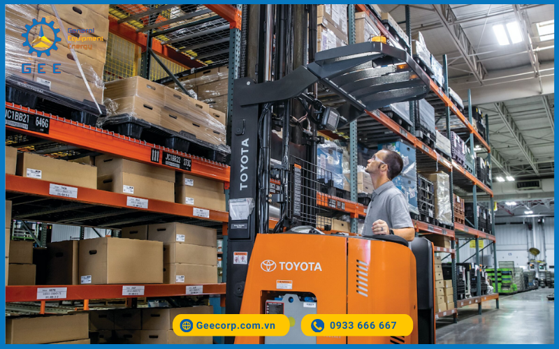 Ắc quy xe nâng Rocket 48V-700Ah khi hoạt động trong kho