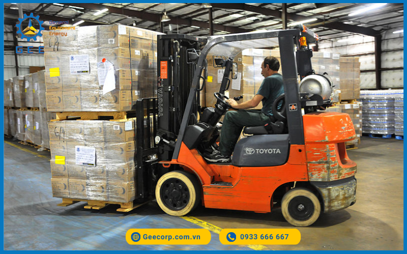 Ắc quy xe nâng Rocket 48V-775Ah khi hoạt động trong kho