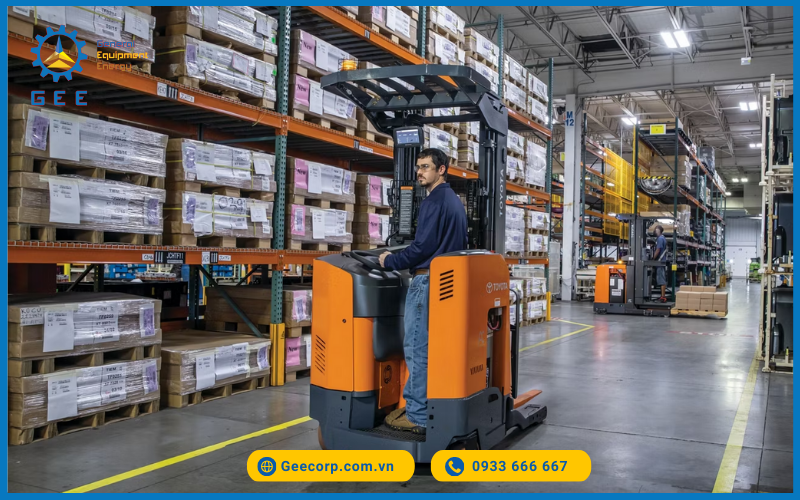 ​​​​Ắc quy xe nâng điện Rocket 48V-930Ah khi hoạt động trong kho