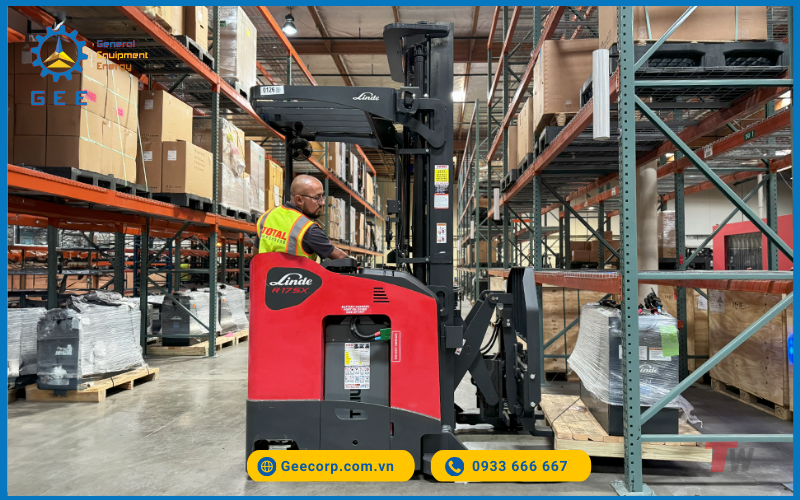 ​​​​​​Ắc quy xe nâng điện Rocket 72V-460Ah khi hoạt động trong kho