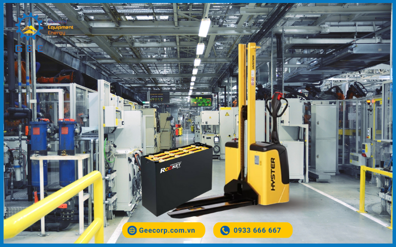 Ắc quy xe nâng Rocket 24V-225Ah thích hợp cho các loại xe nhỏ trong kho hẹp.