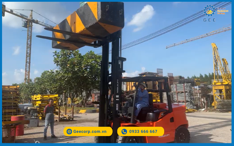 Xe nâng dầu Noblelift A Series 4–5T trong vận hành