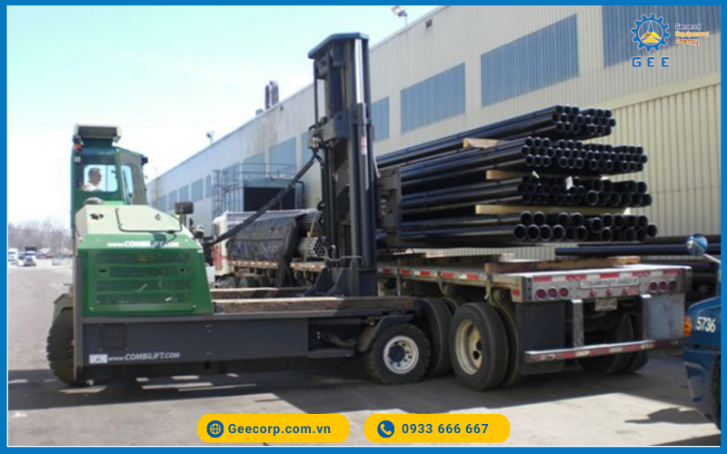 Xe nâng dầu Combilift C10000 (10 tấn) C-Series thực hiện nâng hạ hàng hóa cồng kềnh