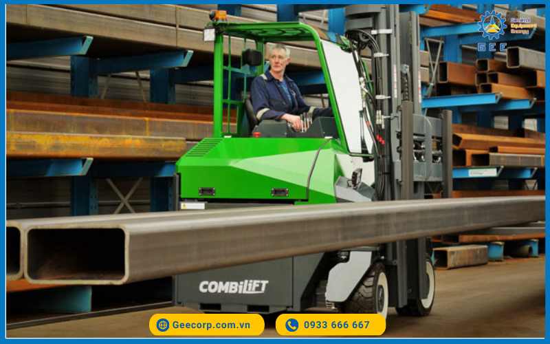 Thực hiện di chuyển h&agrave;ng h&oacute;a bằng xe n&acirc;ng dầu Combilift C3500 - C5000 C - series