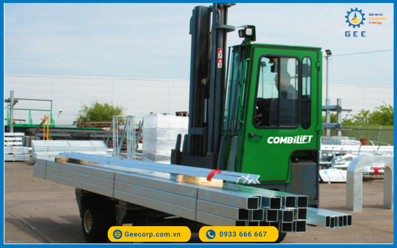 Xe n&acirc;ng dầu Combilift C3500 - C5000 thực hiện di chuyển h&agrave;ng h&oacute;a cồng kềnh