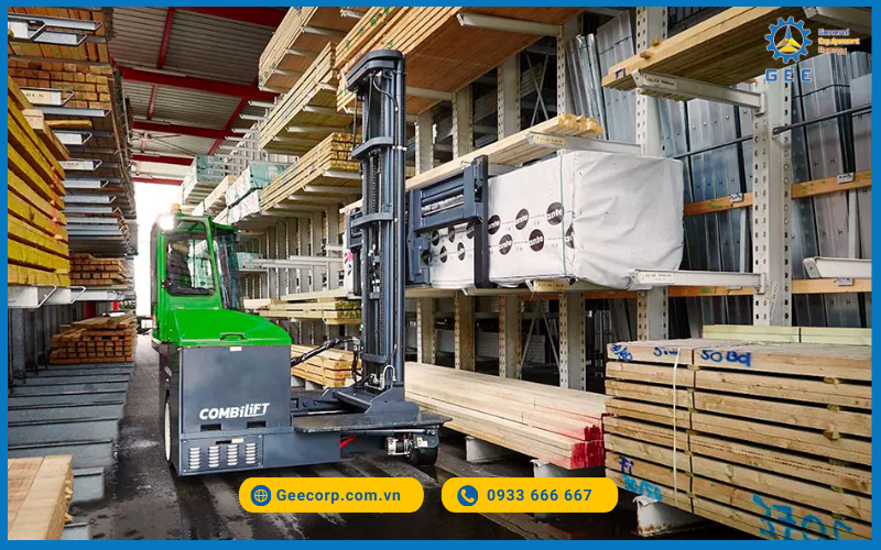 Xe nâng dầu Combilift C25000ET trong hoạt động nâng hạ.