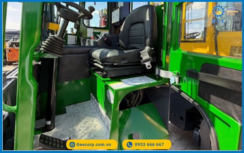 Khu vực ngồi lái của xe nâng điện Combilift C3000e - C5000e