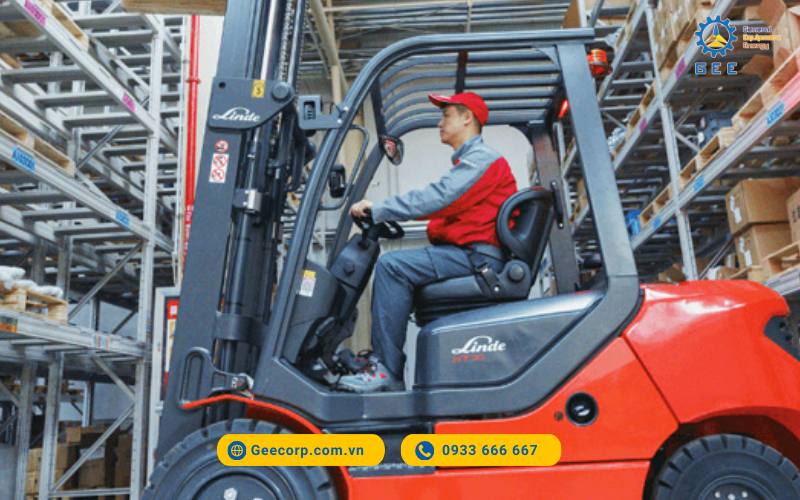 Xe nâng điện Linde E50 giúp di chuyển dễ dàng trong kho, bãi