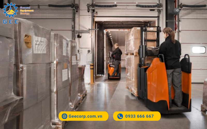 Xe nâng tay thân hẹp platform pallet Toyota Staxio Double Stacker (2 tấn)