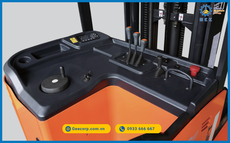 Buồng lái Xe nâng reach truck đứng lái Noblelift RT15ST2