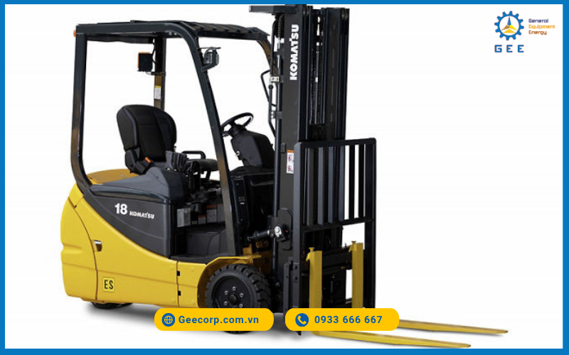 Xe nâng điện Komatsu AM50 Series là dòng xe nâng 3 bánh gọn nhẹ, vận hành êm ái, không phát thải, thích hợp sử dụng trong môi trường trong nhà và ngoài trời như kho lạnh, khu vực ẩm ướt hoặc môi trường ăn mòn.