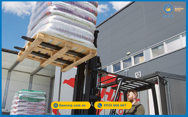 Cabin thiết kế khoa học, tầm nhìn rộng, ghế ngồi công thái học giảm mỏi lưng.