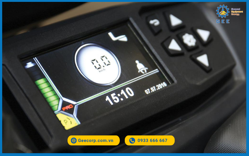 Màn hình màu hiển thị thông tin pin, tải trọng, góc lái, cảnh báo lỗi.