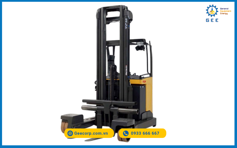 Xe nâng reach truck ngồi lái chạy điện, thiết kế chuyên dụng cho vận hành trong lối đi hẹp.