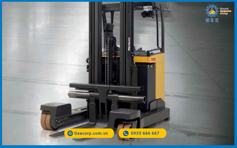 Khả năng xoay linh hoạt: Giúp vận chuyển hàng hóa dễ dàng ngay cả trong không gian hẹp.