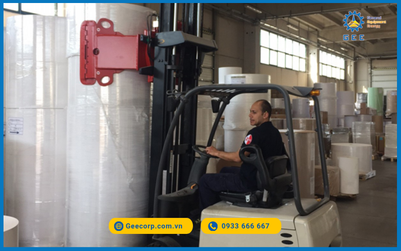 Đặc điểm nổi bật của càng kẹp cuộn giấy xoay 360° BOLZONI kẹp và nâng các vật tải trọng lớn như cuộn giấy rất chắc chắn.