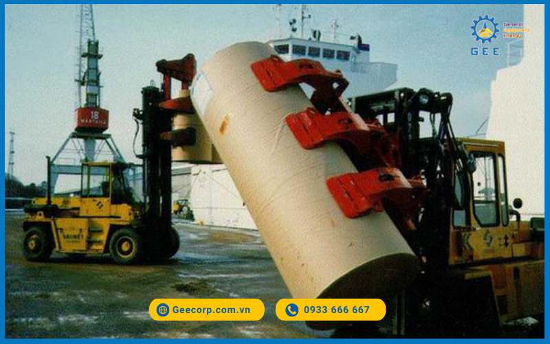 Đặc điểm nổi bật của càng kẹp cuộn giấy JUMBO xoay 180° BOLZONI kẹp và nâng các vật tải trọng lớn như cuộn giấy rất chắc chắn.