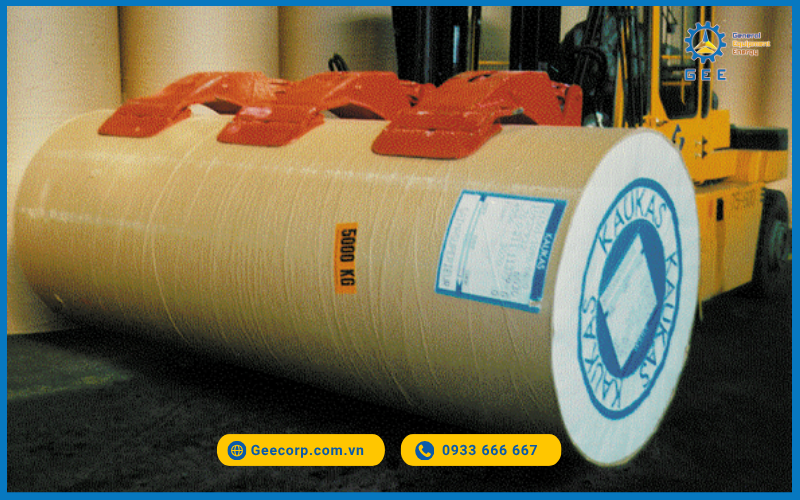 Càng kẹp cuộn giấy JUMBO xoay 180° BOLZONI nâng các cuộn giấy từ size vừa đến lớn.