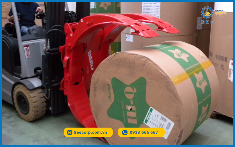 Càng kẹp cuộn giấy xoay 180° BOLZONI nâng các cuộn giấy từ size nhỏ, vừa đến lớn.