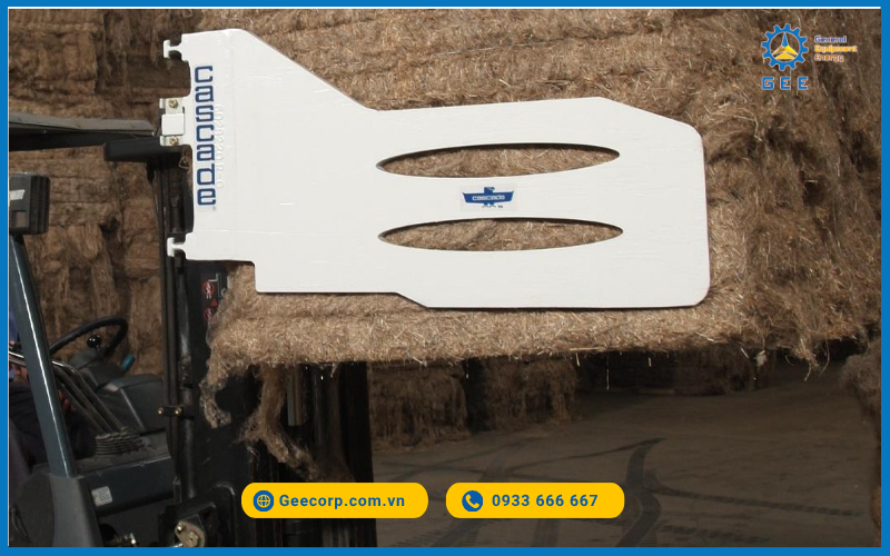 Càng kẹp giấy Bale Clamps J-series hiệu Cascade có thể nâng mọi loại sản phẩm đóng kiện bao gồm bông, lanh, len, sợi dệt tổng hợp, cỏ khô, giẻ rách và quần áo tái chế.