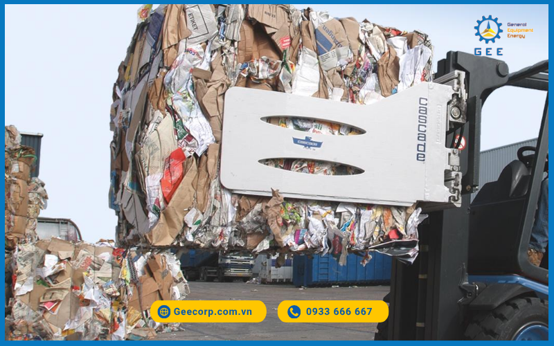 Càng kẹp giấy Recycling Clamps J-series hiệu Cascade vận chuyển các loại vật liệu tái chế không có pallet.