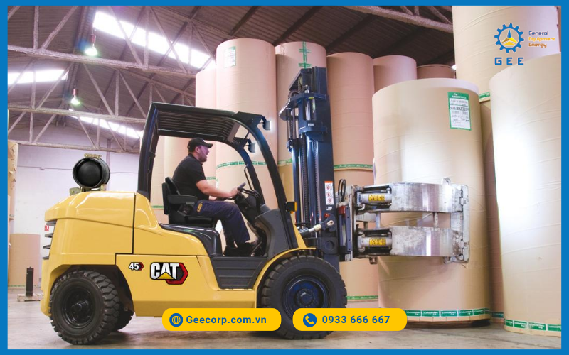 Xe nâng CAT trang bị phụ kiện kẹp cuộn giấy.