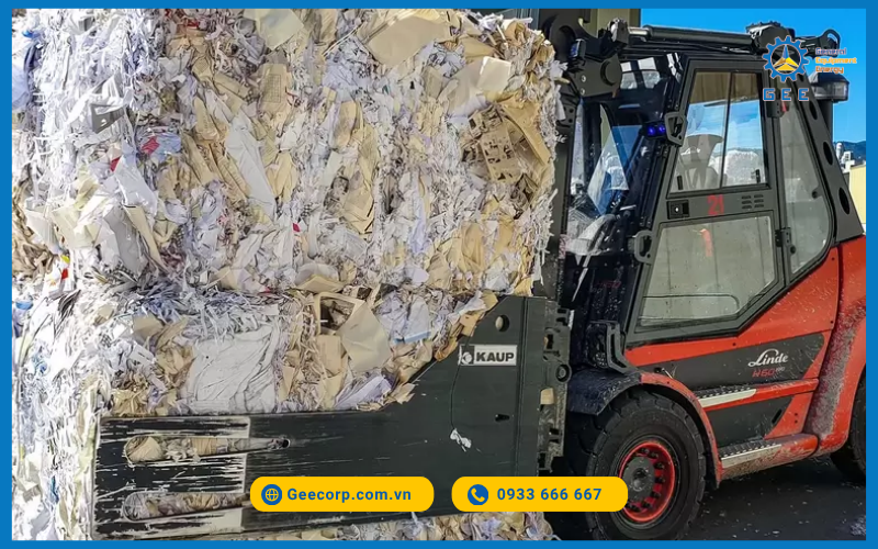 Xe nâng Linde vận hành ở nhà máy giấy.