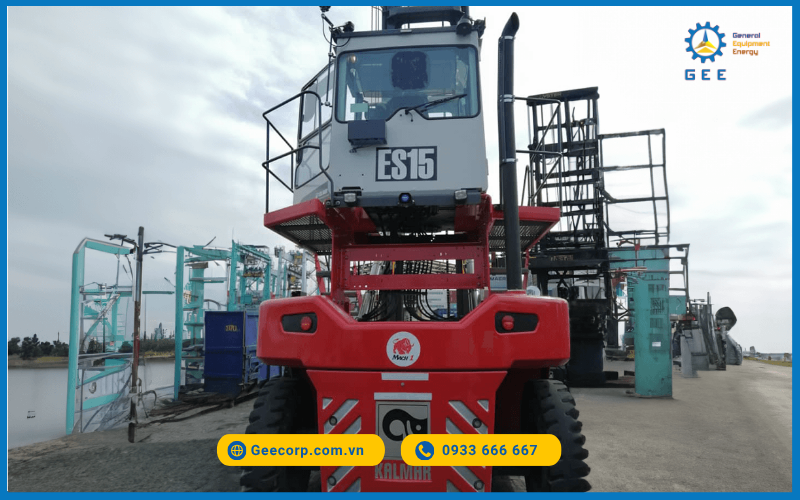 Xe gắp container rỗng Kalmar Essential DCU80-100.