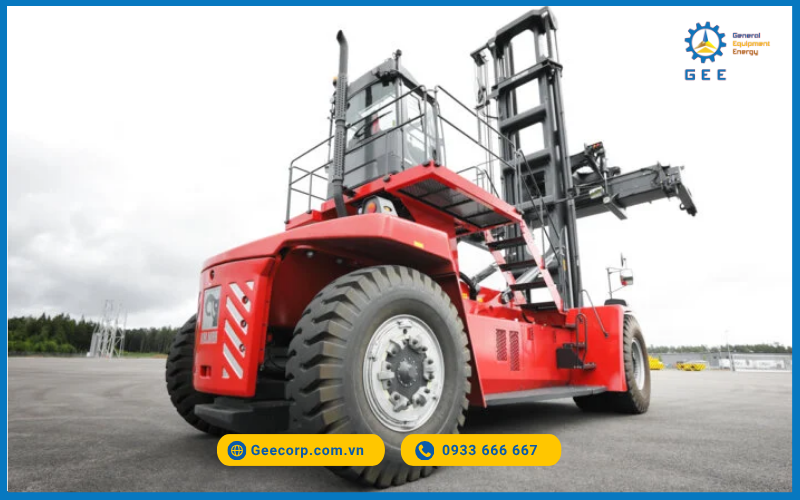 Xe gắp container có hàng Kalmar Loaded Container Handler.