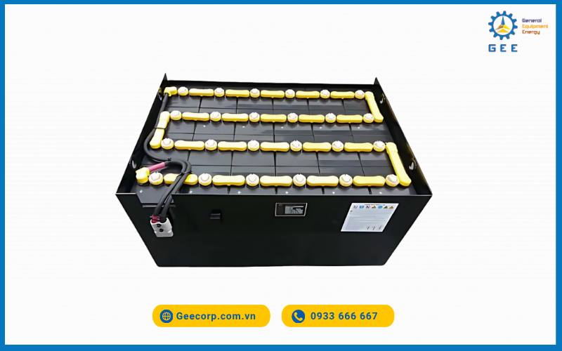 Ắc quy xe nâng GS Yuasa.