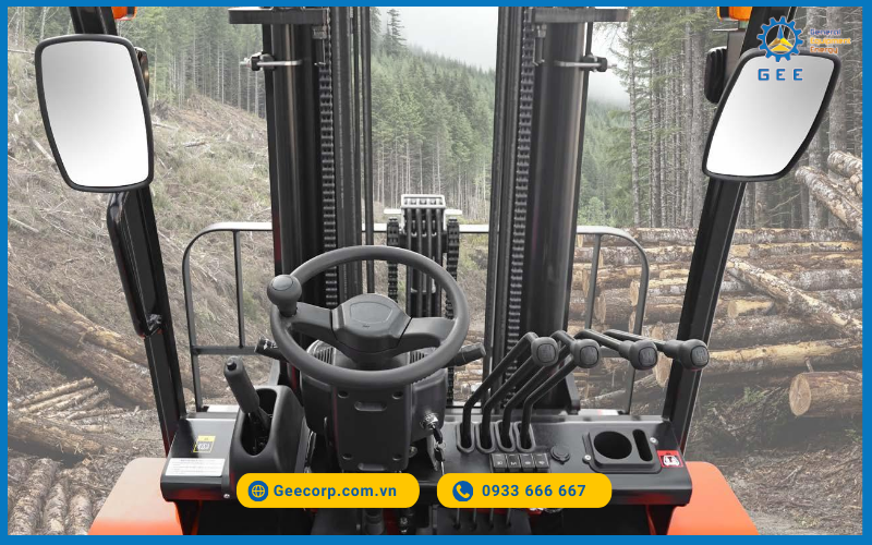 Buồng lái của xe nâng Noblelift.