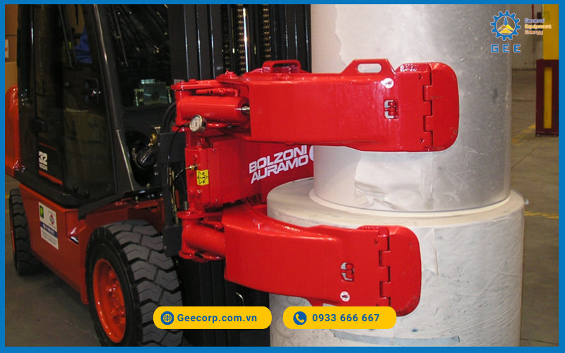 Càng kẹp giấy Bolzoni xoay thẳng đứng.