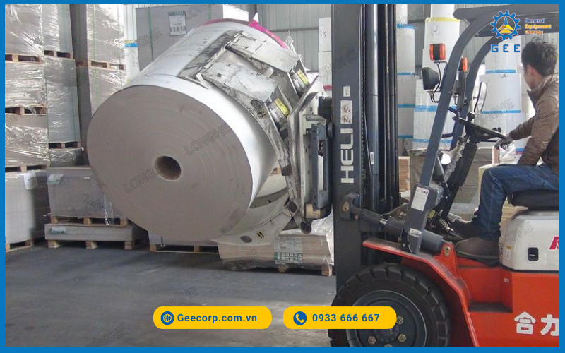 Càng kẹp cuộn giấy LONGHE trong hoạt động.