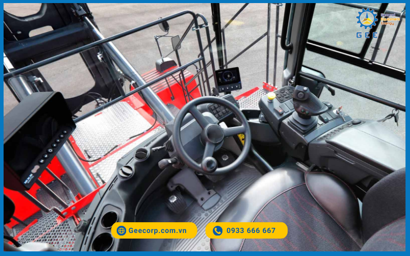 Hình ảnh buồng lái của xe gắp container Kalmar