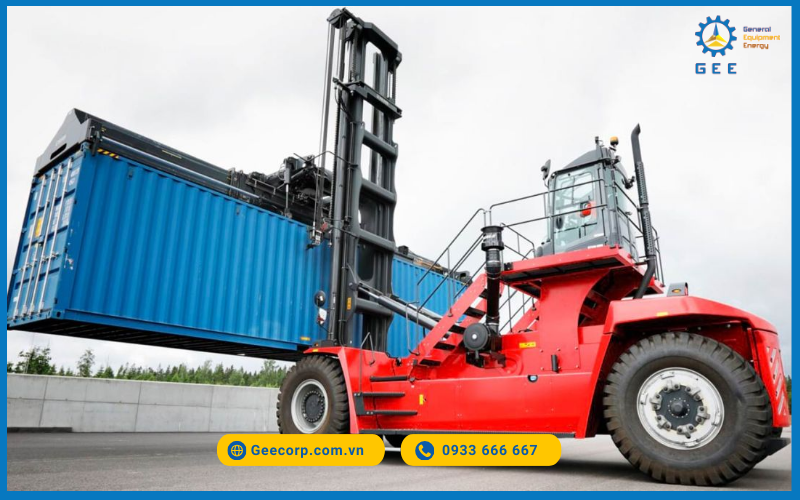 Xe gắp container Kalmar trong hoạt động.