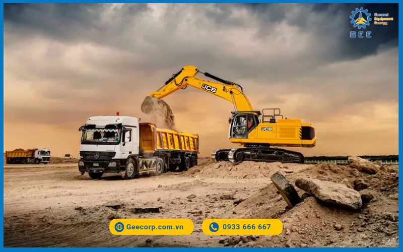 Máy xúc JCB trong hoạt động.