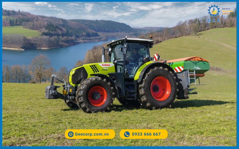 Máy cày công suất trung bình Claas.