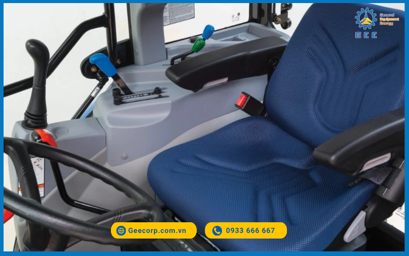 Buồng lái của máy cày New Holland.