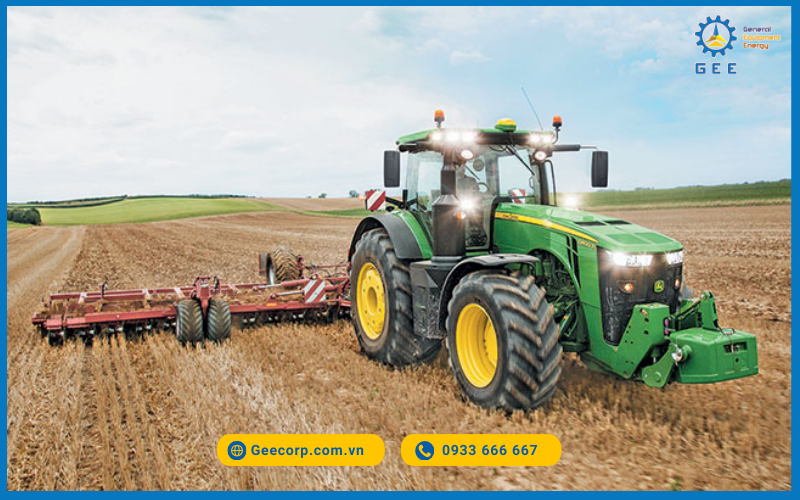 Máy cày John Deere trong hoạt động nông nghiệp.
