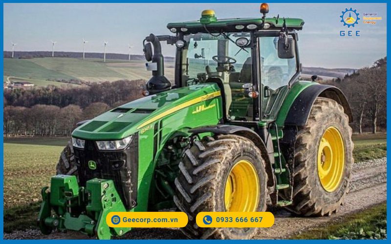 Máy cày John Deere trong hoạt động nông nghiệp.