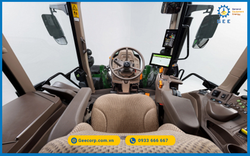 Buồng lái của máy cày John Deere.