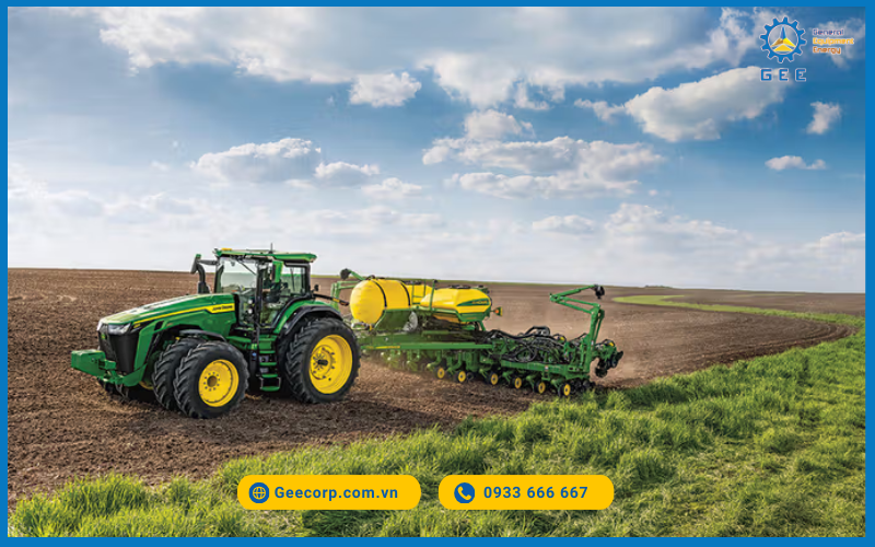 Máy cày John Deere trong hoạt động nông nghiệp.