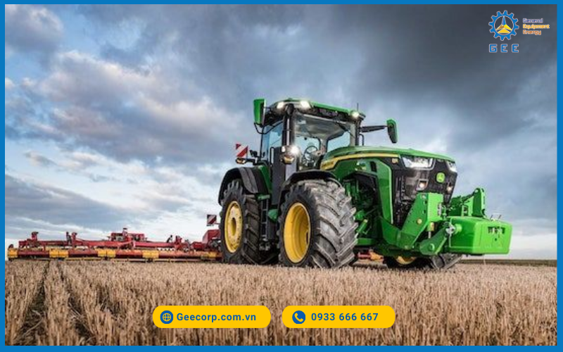 Máy cày John Deere trong hoạt động.