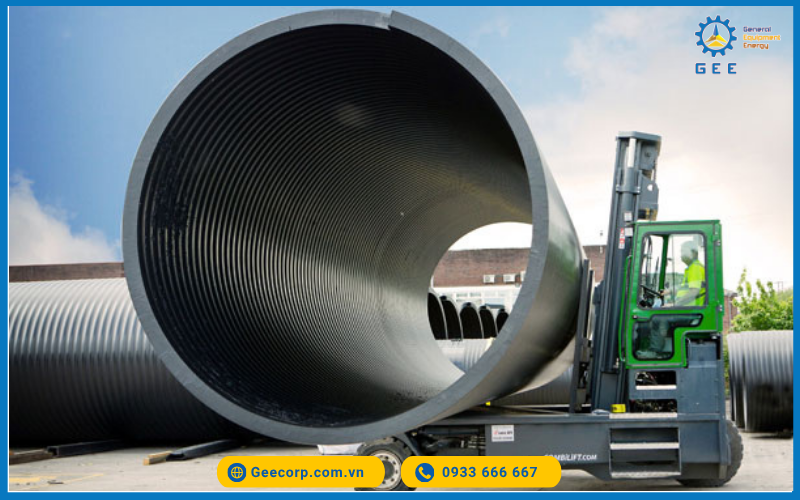 Xe nâng dầu Combilift trong hoạt động