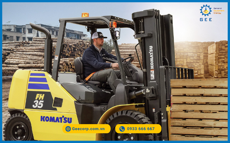 Xe nâng Komatsu trong hoạt động.